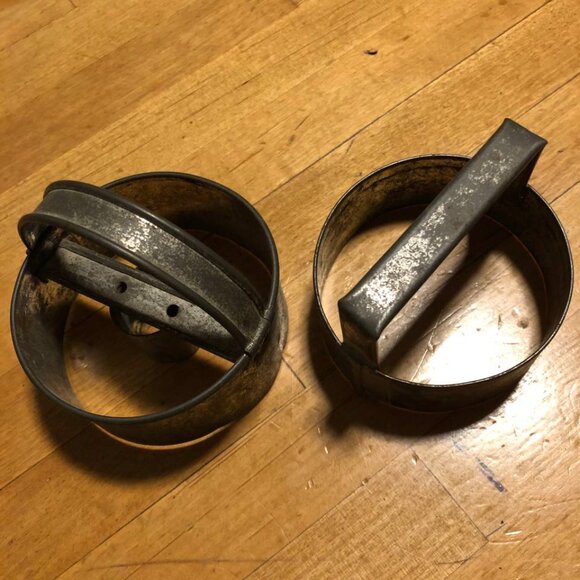 2 Vintage Tin Round Cookies Biscuit & Donut Cutters w/Рandles 2 3/4" - Picture 1 of 5